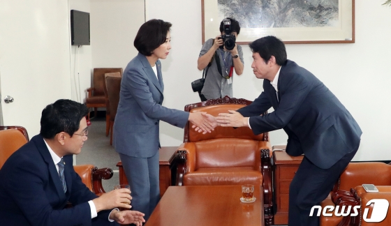 이인영 더불어민주당 원내대표가 9일 서울 여의도 국회에서 열린 여야 3당 원내대표 회동에서 나경원 자유한국당 원내대표와 인사를 하고 있다./사진=뉴스1