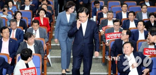 자유한국당 황교안 대표와 나경원 원내대표가 9일 오후 서울 여의도 국회에서 열린 긴급의원총회에 참석하고 있다. / 사진=홍봉진 기자 honggga@