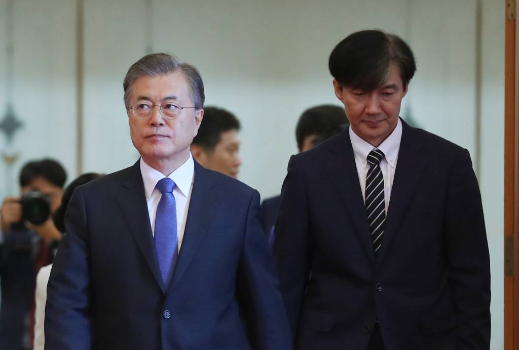 문재인 대통령이 9일 청와대 본관에서 열린 임명장 수여식을 마친 후 조국 신임 법무부 장관 등 신임 장관들과 환담장으로 이동하고 있다. / 사진=뉴시스