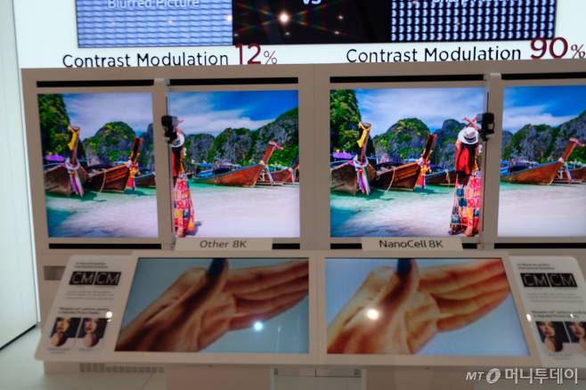 독일 베를린에서 열리는 유럽 최대 가전전시회 'IFA 2019' 개막을 하루 앞둔 지난5일(현지시간) LG전자 부스에서 LG 나노셀 8K TV와 삼성전자 QLED 8K TV 화질 선명도(CM)가 시연되고 있다./사진=박소연 기자