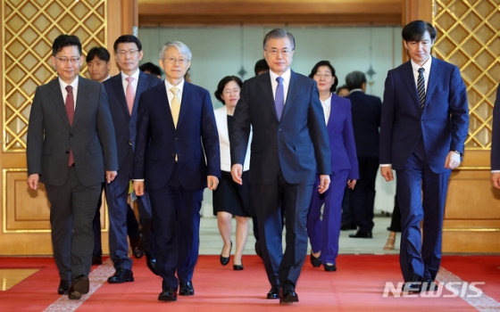 문재인 대통령이 9일 청와대 본관에서 열린 임명장 수여식을 마친 후 조국 신임 법무부 장관 등 신임 장관들과 환담장으로 이동하고 있다.2019.09.09. 【서울=뉴시스】전신 기자 = photo1006@newsis.com