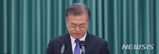 【서울=뉴시스】전신 기자 = 문재인 대통령이 9일 청와대 본관에서 열린 임명장 수여식을 마친 후 대국민 메시지를 발표하고 있다.2019.09.09. photo1006@newsis.com
