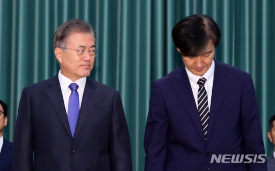 【서울=뉴시스】전신 기자 = 문재인 대통령이 9일 청와대 본관에서 조국 신임 법무부 장관과 기념촬영 한 후 바라보고 있다. 2019.09.09. photo1006@newsis.com