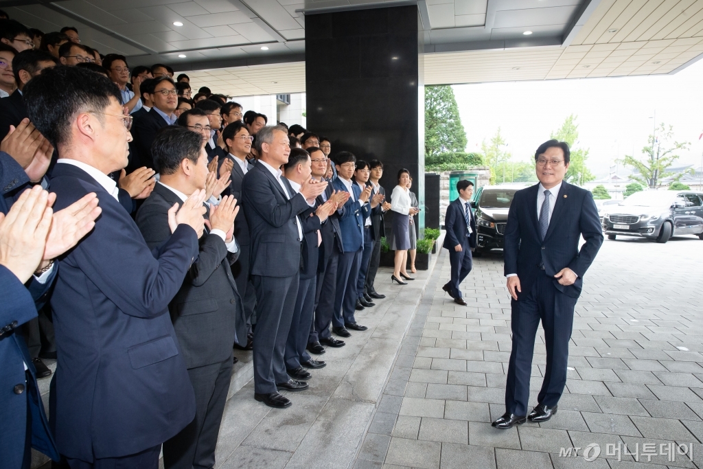최종구 전 금융위원장이 9일 이임식을 마치고 직원들의 박수를 받으며 정부서울청사를 떠나고 있다. /사진제공=금융위원회