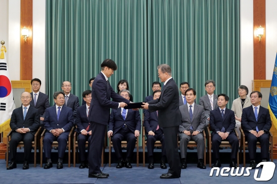 문재인 대통령이 9일 청와대 본관에서 조국 신임 법무부 장관에게 임명장을 수여하고 있다. (청와대 제공) 2019.9.9/뉴스1 <저작권자 © 뉴스1코리아, 무단전재 및 재배포 금지>