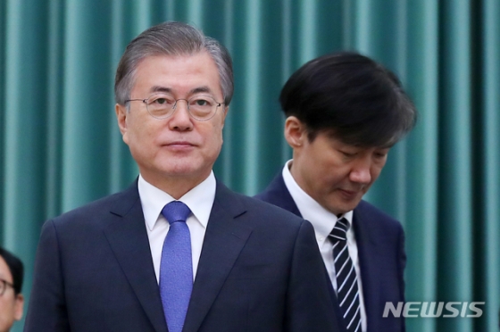 문재인 대통령이 9일 청와대 본관에서 열린 임명장 수여식에서 기념촬영을 위해 조국 신임 법무부 장관을 기다리고 있다.2019.09.09. 【서울=뉴시스】전신 기자 = photo1006@newsis.com
