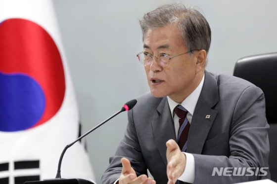동남아 3개국 순방을 마치고 귀국한 문재인 대통령이 6일 오후 국가위기관리센터를 찾아 태풍 ‘링링’ 대처상황 점검회의를 열고, 관계 부처 및 지자체로부터 태풍대처상황을 보고 받고 있다. 문 대통령은 이날밤 참모들과 조국 법무장관 임명을 논의하는 토론을 가졌다. 2019.09.06. (사진=청와대 제공) 【서울=뉴시스】박진희 기자 = photo@newsis.com