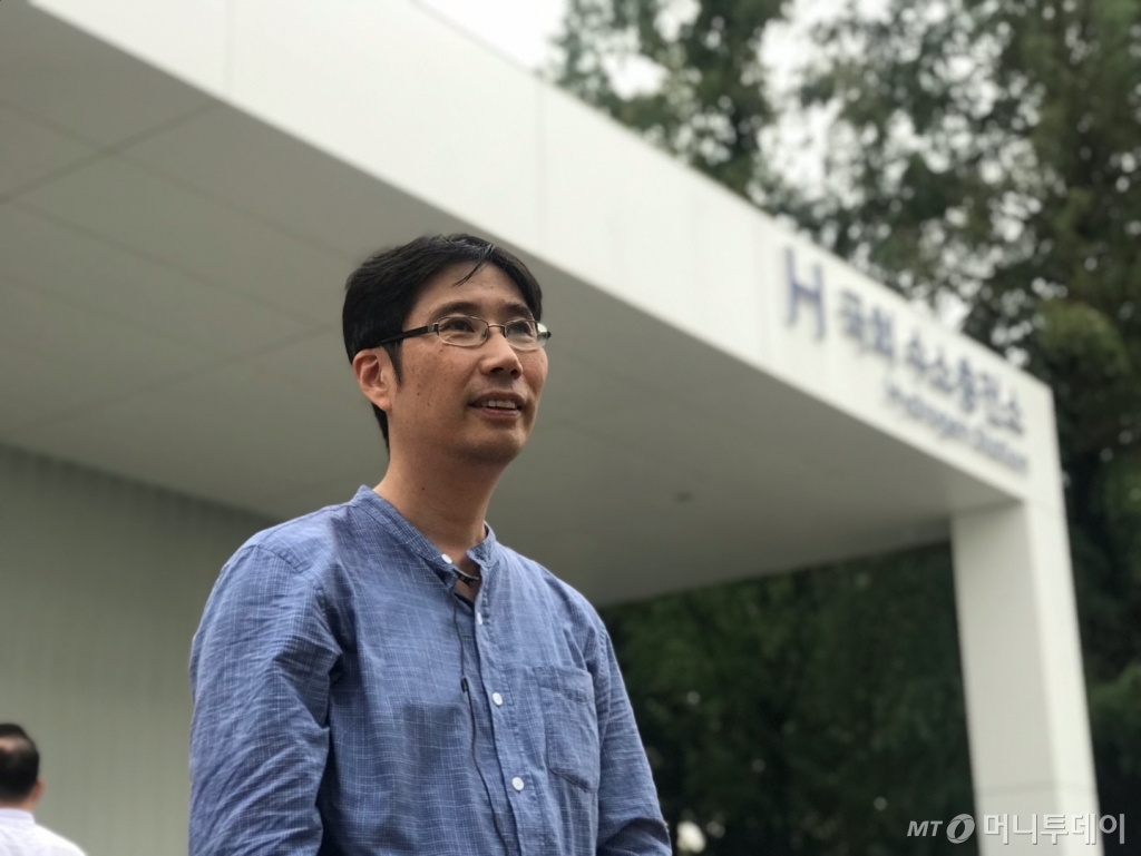 인천 부평에 사는 홍승엽씨(47)는 이날 직접 지난 6월 구매한 ‘넥쏘’를 끌고 국회 수소충전소를 찾았다. /사진=김남이 기자