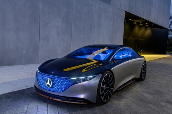 9일(현지시간) 독일에서 진행된 '폭스바겐 그룹 나이트'를 마치고 기념촬영하는 폭스바겐 그룹의 헤르베르트 디이스(Herbert Diess) 회장 모습. /사진=이건희 기자