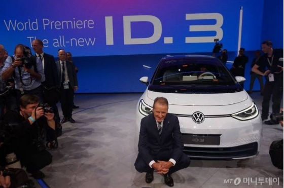 2019 프랑크푸르트 모터쇼에서 공개된 EV 콘셉트카 45 앞에서 현대자동차 상품본부 토마스 쉬미에라 부사장, 현대자동차 디자인센터장 이상엽 전무, 주독일 대한민국대사관 정범구 대사, 현대자동차 정의선 수석부회장(왼쪽부터)이 기념촬영을 하고 있는 모습/사진제공=현대차