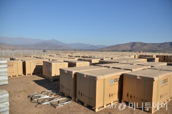 칠레 발파라이소주 페토르카현 라리과에 한국남동발전이 건설 중인 라리과(la ligua) 태양광발전소 부지에 설치를 앞둔 자재들이 쌓여 있다. 남동발전은 칠레에 진행 중인 10개 사업에 모두 국산기자재인 한화큐셀 태양광모듈을 사용한다./사진=유영호 기자 yhryu@