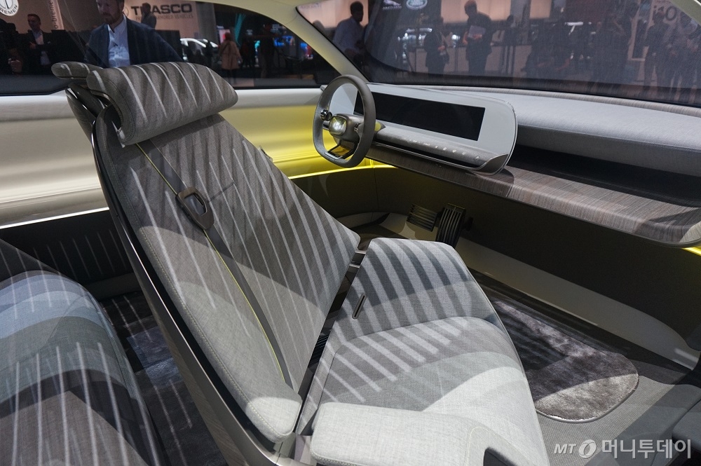 현대차의 전기차 콘셉트카 '45' 내부. 1열 시트가 뒤로 돌아갈 수 있다. /사진=이건희 기자