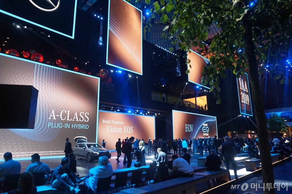 2019 프랑크푸르트 모터쇼에 마련된 메르세데스-벤츠 전시장 모습. /사진=이건희 기자