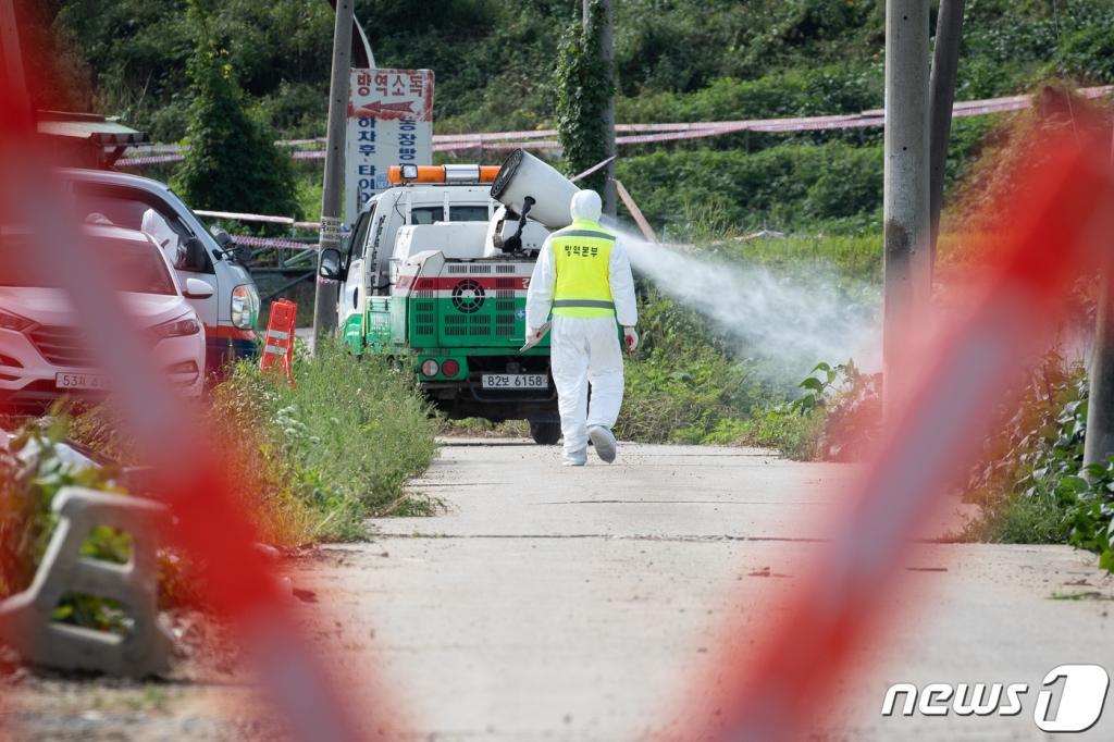 아프리카돼지열병(ASF)이 국내 처음으로 발생한 17일 오전 경기 파주시 발병 농장 인근에서 방역차가 긴급 방역작업을 하고 있다./사진=뉴스1