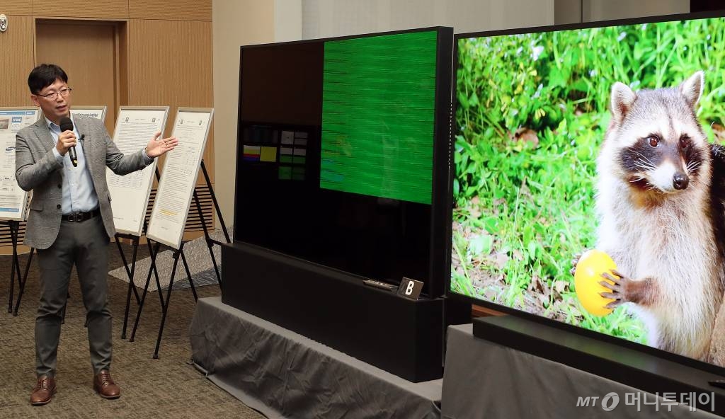 용석우 삼성전자 영상디스플레이사업부 상무가 17일 오후 서울 서초구 삼성전자 R&D캠퍼스에서 8K 화질 설명회를 열고 타사 8K TV와 비교하며 설명하고 있다./사진=김창현 기자