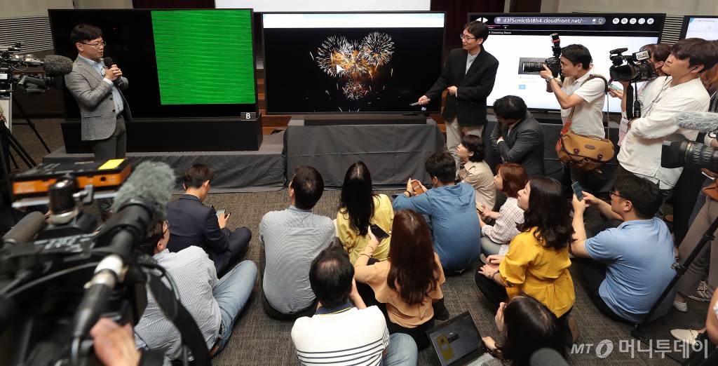 용석우 삼성전자 영상디스플레이사업부 상무가 17일 오후 서울 서초구 삼성전자 R&D캠퍼스에서 8K 화질 설명회를 열고 타사 8K TV와 비교하며 설명하고 있다./사진=김창현 기자