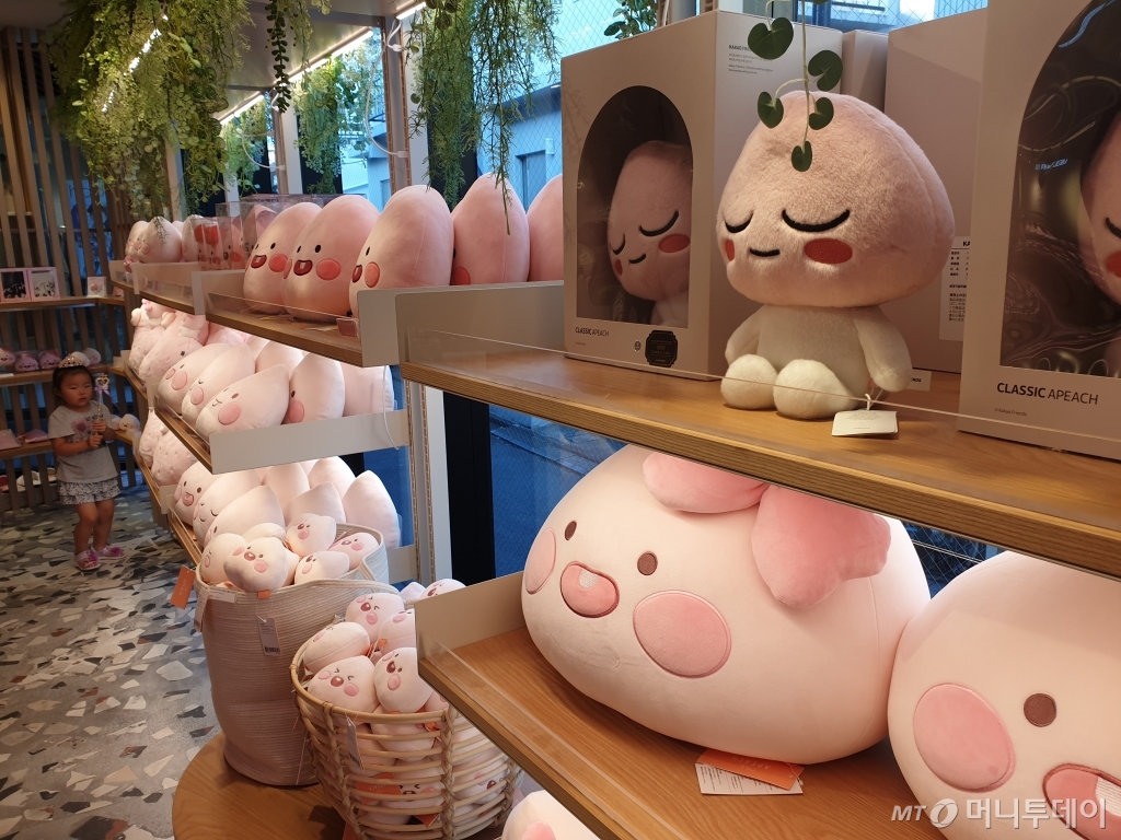 일본 도쿄 오모테산도의 카카오프렌즈 캐릭터 상품 매장 '어피치 오모테산도'에 진열된 어피치 캐릭터 모습/사진=김세관 기자