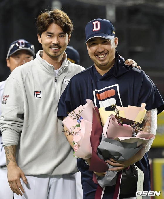 7년 연속 10승 달성을 축하하는 두산의 캡틴 오재원(왼쪽). 유희관과 함께 둘 다 환하게 웃고 있다. /사진=두산 베어스 제공