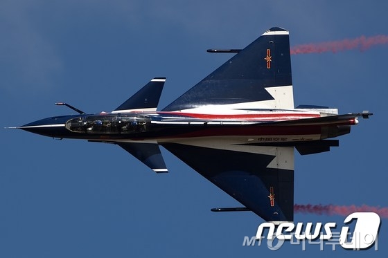 중국 인민해방군 공군 소속의 젠-10(J-10) 전투기가 태국 코래트 공군 기지에서 비행하고 있다./사진= AFP=뉴스1