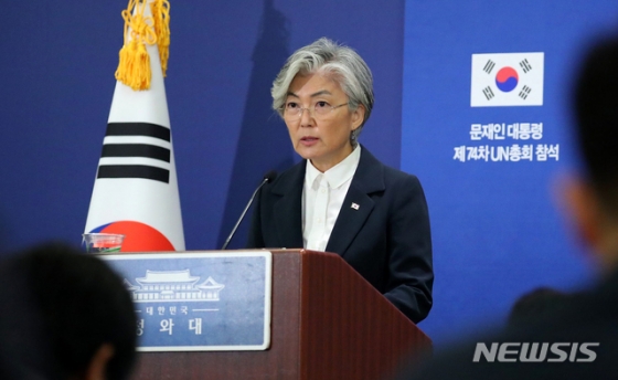 【뉴욕=뉴시스】전신 기자 = 강경화 외교부 장관이 22일(현지시간) 뉴욕 쉐라톤 뉴욕 타임스 스퀘어 호텔에서 문재인 대통령 유엔 총회 참석 의의에 대해 브리핑하고 있다. 2019.09.23.   photo1006@newsis.com