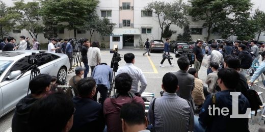  검찰이 조국 법무부 장관의 자택 압수수색을 시작한 가운데 23일 오전 서울 방배동 조국 장관의 자택 앞에서 취재진들이 대기 하고 있다. / 사진=김창현 기자 chmt@