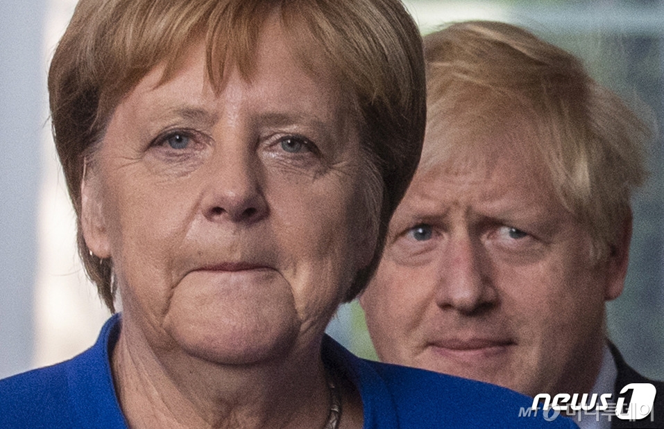 앙겔라 메르켈 독일 총리가 8월21일(현지시간) 베를린 총리 관저에서 보리스 존슨 영국 총리와 기자회견장에 도착하고 있다. / 사진: AFP=뉴스1
