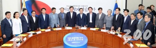  더불어민주당 윤관석 정책위부의장, 박영선 중소벤처기업부 장관, 성윤모 산업통상자원부 장관, 유영민 과학기술정보통신부 장관, 조정식 정책위의장, 윤호중 사무총장, 홍남기 경제부총리 겸 기획재정부 장관, 이낙연 국무총리, 이해찬 대표, 이인영 원내대표, 김상조 청와대 정책실장, 강경화 외교부 장관, 최종구 금융위원장, 노형욱 국무조정실장, 강기정 정무수석, 이호승 경제수석, 김현종 국가안보실 제2차장(왼쪽부터)이 4일 오후 국회에서 열린 일본의 화이트리스트 배제 조치에 따른 대응방안을 논의를 위한 위해 당·정·청 협의회에서 기념촬영을 하고 있다. / 사진=이기범 기자 leekb@