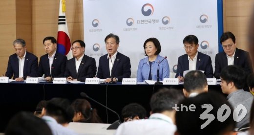 성윤모 산업통상자원부 장관이 5일 오전 서울정부청사에서 열린 '소재부품장비 경쟁력 강화 대책 브리핑'에 참석해 발언을 하고 있다. 왼쪽부터 박천규 환경부 차관, 구윤철 기획재정부 제2차관, 유영민 과학기술정보통신부 장관, 성 장관, 박영선 중소벤처기업부 장관, 윤종인 행정안전부 차관, 최종구 금융위원장. / 사진=김휘선 기자 hwijpg@