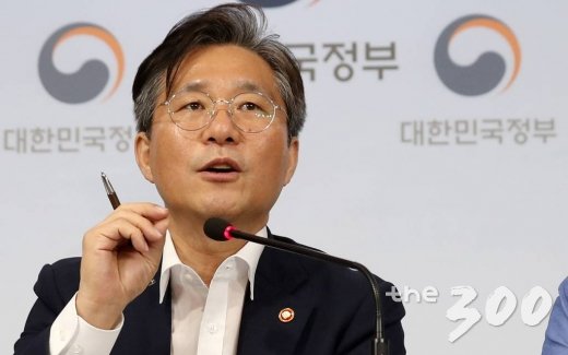성윤모 산업통상자원부 장관이 5일 오전 서울정부청사에서 열린 '소재부품장비 경쟁력 강화 대책 브리핑'에 참석해 발언을 하고 있다. / 사진=김휘선 기자 hwijpg@