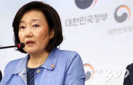 박영선 중소벤처기업부 장관이 5일 오전 서울정부청사에서 열린 '소재부품장비 경쟁력 강화 대책 브리핑'에 참석해 발언하고 있다. / 사진=김휘선 기자 hwijpg@