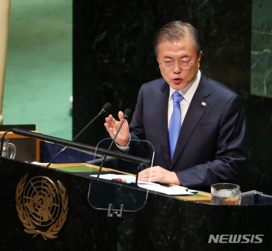 【뉴욕=뉴시스】전신 기자 = 문재인 대통령이 24일(현지시간) 뉴욕 유엔 총회 본회의장에서 '한반도 평화정착, 국제사회에 대한 기여 강화' 등을 주제로 기조연설하고 있다. 2019.09.25.   photo1006@newsis.com
