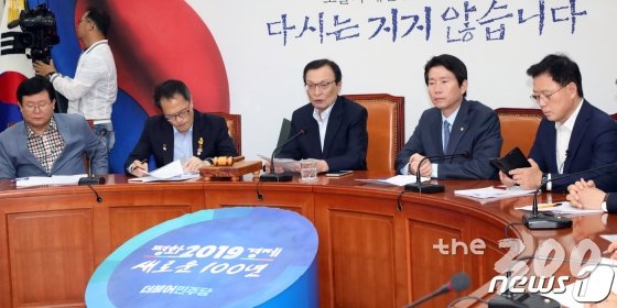이해찬 더불어민주당 대표가 27일 서울 여의도 국회에서 열린 최고위원회의에서 모두발언을 하고 있다./사진=뉴스1