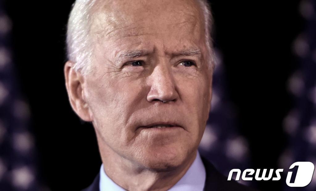 (윌밍턴 AFP=뉴스1) 우동명 기자 = 미국 민주당 대선 주자 조 바이든 전 부통령이 24일(현지시간) 델라웨어주 윌밍턴에서 기자회견을 하고 있다. 바이든 전 부통령은 이날 민주당의 '우크라이나 스캔들'과 관련한 트럼프 대통령 탄핵조사 개시 방침에 대해 "지지한다"는 뜻을 밝히고  "만약 트럼프 대통령이 계속 법을 어기고 조사에 협조하지 않을 경우 탄핵이 필요할 수 있다"거 말했다.   © AFP=뉴스1  <저작권자 © 뉴스1코리아, 무단전재 및 재배포 금지>