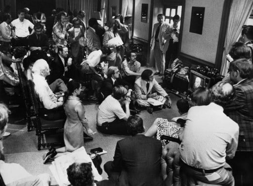 닉슨 전 대통령의 사임 회견을 지켜보는 기자들/사진=AFP