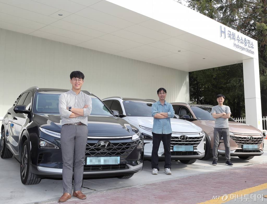 지난 26일 서울 영등포구 국회 수소충전소 앞 도심형 수소충전소 체험단 모습. /사진=김창현 기자