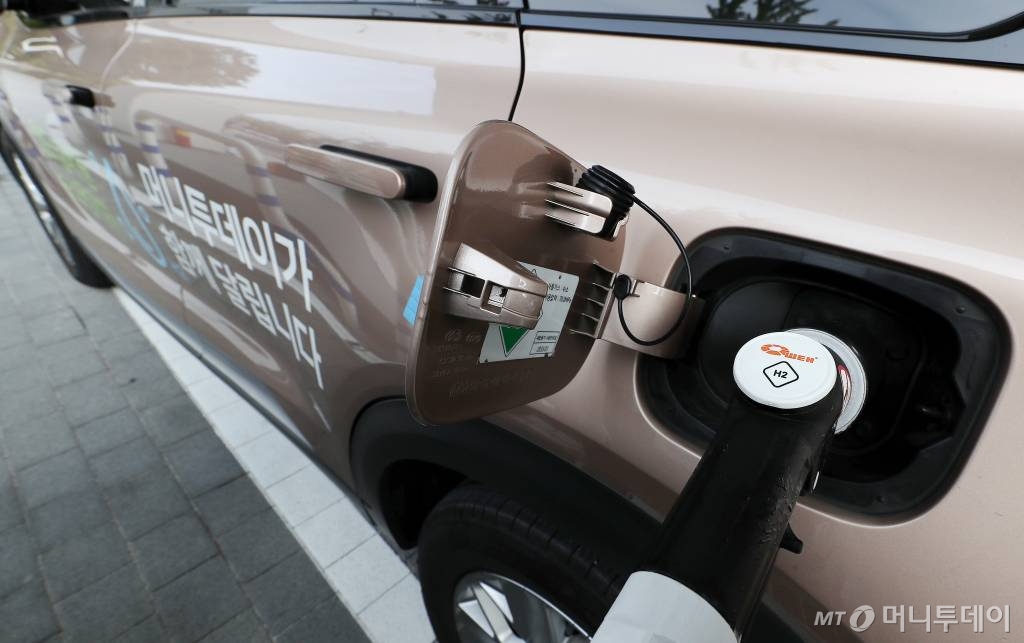 지난 26일 서울 영등포구 국회 수소충전소에서 넥쏘가 충전하는 모습. /사진=김창현 기자