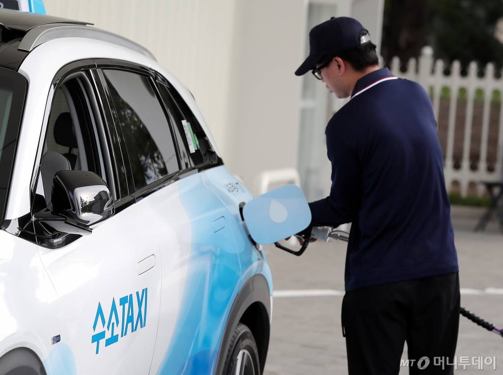 지난 26일 서울 영등포구 국회 수소충전소에서 수소택시가 충전되고 있는 모습. /사진=김창현 기자