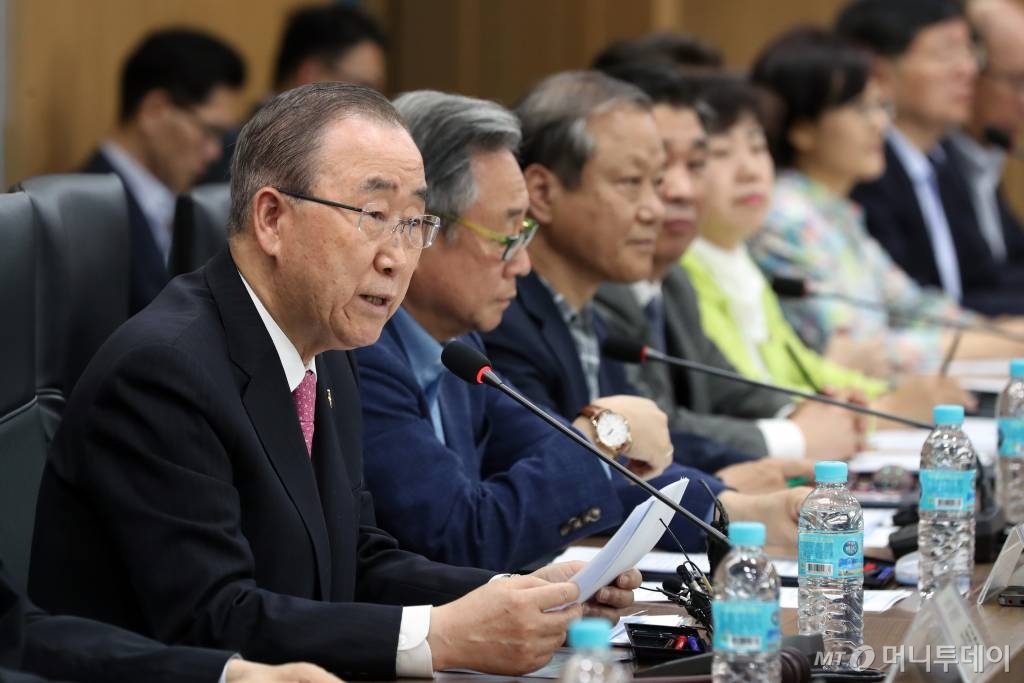  반기문 국가기후환경회의 위원장이 10일 오후 서울 종로구 국가기후환경회의에서 열린 미세먼지 문제 해결을 위한 제2차 본회의에서 모두발언을 하고 있다. / 사진=이기범 기자 leekb@