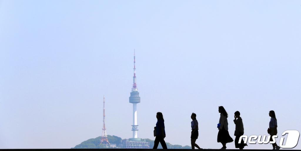 (서울=뉴스1) 오장환 기자 = 전국이 미세먼지 없이 맑고 쾌청한 날씨를 보이는 29일 오전 서울 용산구 국립중앙박물관에서 바라본 서울 하늘이 파랗게 펼쳐져 있다. 2019.5.29/뉴스1  <저작권자 © 뉴스1코리아, 무단전재 및 재배포 금지>