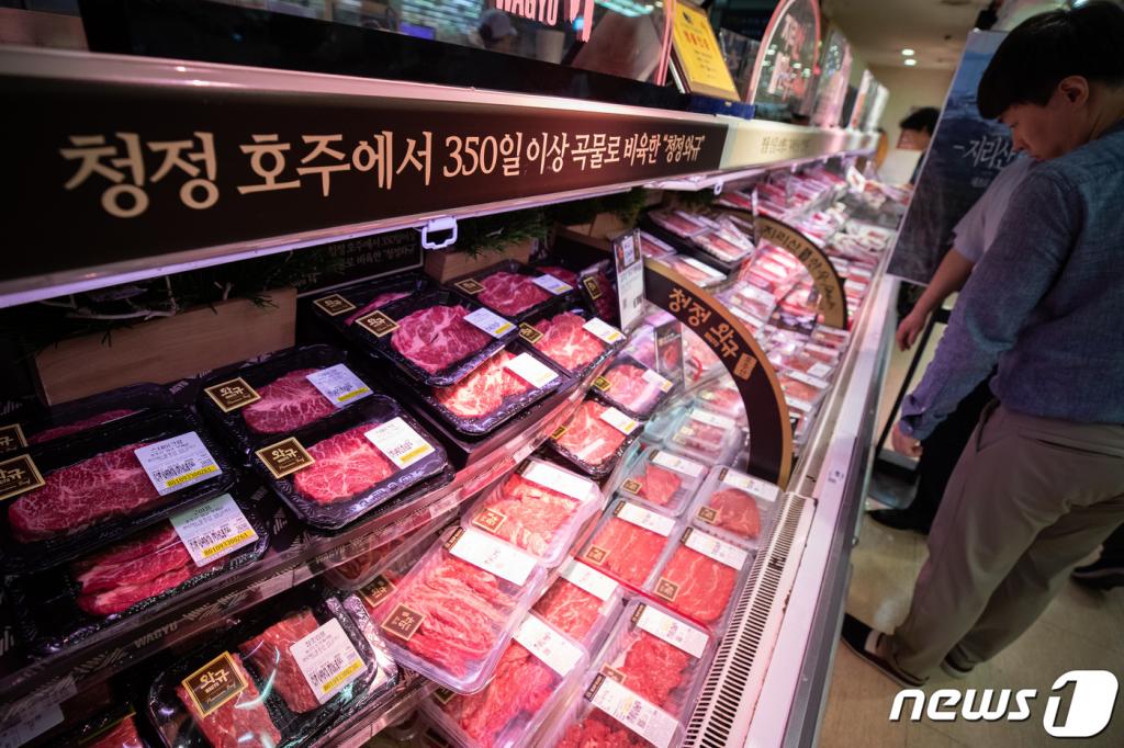 (서울=뉴스1) 유승관 기자 = 아프리카돼지열병(ASF)이 확산되고 있는 가운데 돼지고기 판매가 줄고 수입소고기와 닭고기 판매가 늘어난 것으로 나타났다. 29일 지난주 한 대형마트 매출에 따르면 구이용 국산 냉장 삼겹살 매출은 전주보다 9% 감소한 반면, 수입 소고기와 닭고기 매출은 각각 22%, 26% 늘어났다. 한편 한국농촌경제연구원 농업관측본부는 10월 평균 돼지 도매가격은 kg당 지난해 같은 기간 3,911원 보다 오른 4,000~4,200원으로 전망했다. 사진은 29일 서울시내 한 대형마트 수입소고기 판매대 모습. 2019.9.29/뉴스1 <저작권자 © 뉴스1코리아, 무단전재 및 재배포 금지>