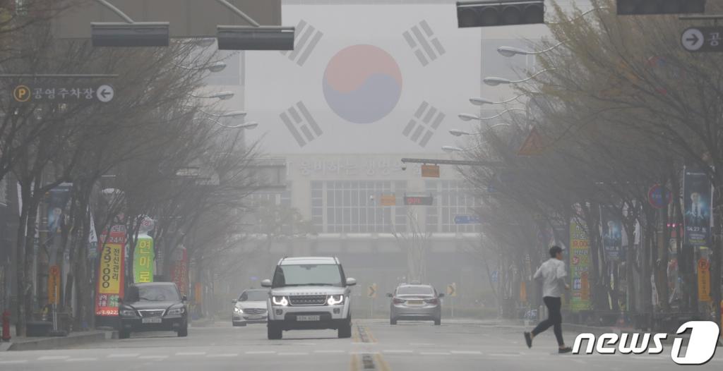 (전주=뉴스1) 문요한 기자 = 9시 기준 전주 등 전북지역 7개 시·군에 초미세먼지 주의보가 발령된 28일 오전 전북 전주시 홍산남로에서 바라본 전북도청의 대형 태극기가 뿌옇게 보이고 있다. 국립환경과학원은 "중서부지역을 중심으로 국외 미세먼지가 유입되어 농도가 높을 것"이라고 설명했다.2019.3.28/뉴스1   <저작권자 © 뉴스1코리아, 무단전재 및 재배포 금지>