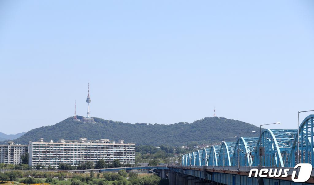 (서울=뉴스1) 이승배 기자 = 미세먼지가 물러간 23일 오전 서울 남산 위로 파란 하늘이 펼쳐져 있다. 2019.6.23/뉴스1  <저작권자 © 뉴스1코리아, 무단전재 및 재배포 금지>