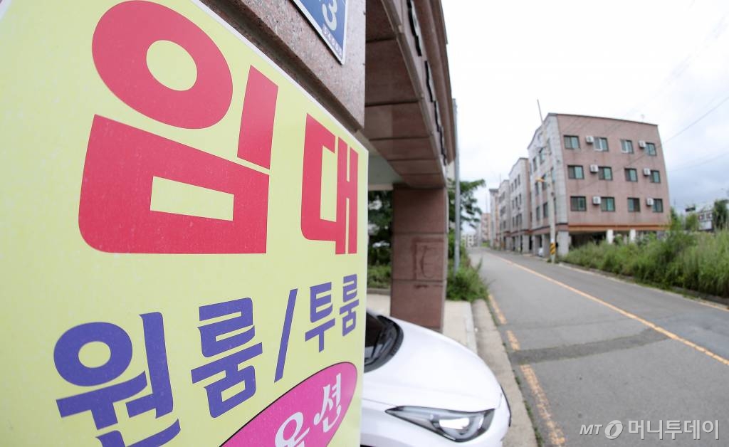 군산시 오식도동 원룸촌 임대 안내판 모습. /사진=김창현 기자