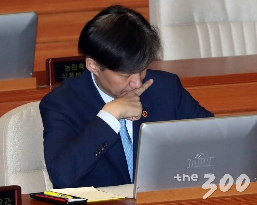  조국 법무부 장관이 26일 오후 서울 여의도 국회 본회의장에서 열린 정치 분야 대정부 질문에서 생각에 잠겨 있다. / 사진=홍봉진 기자 honggga@