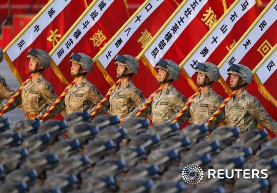 2015년 베이징 톈안문 광장에서 열린 항일전쟁 70주년 전승절 열병식에서 인민해방군 기수단이 행진하고 있다. © 로이터=뉴스1 © News1 윤석민 기자