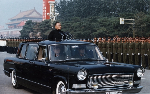 1984년 덩샤오핑이 열병식에 참석하고 있다. - 바이두 갈무리