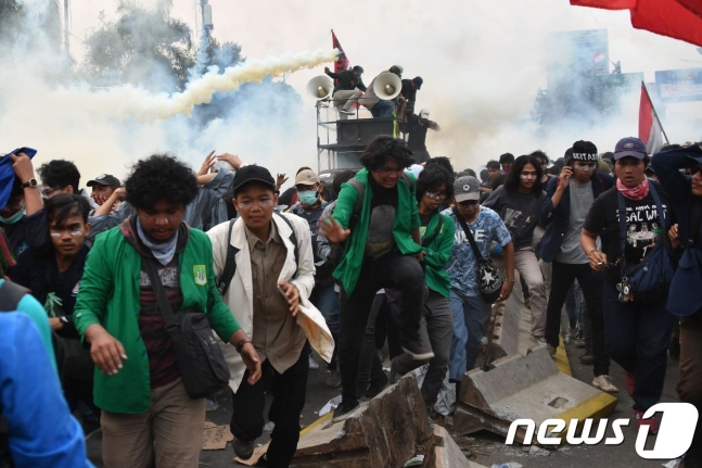 인도네시아 수도 자카르타에서 학생들이 시위를 벌이고 있다. / 사진 = 뉴스 1