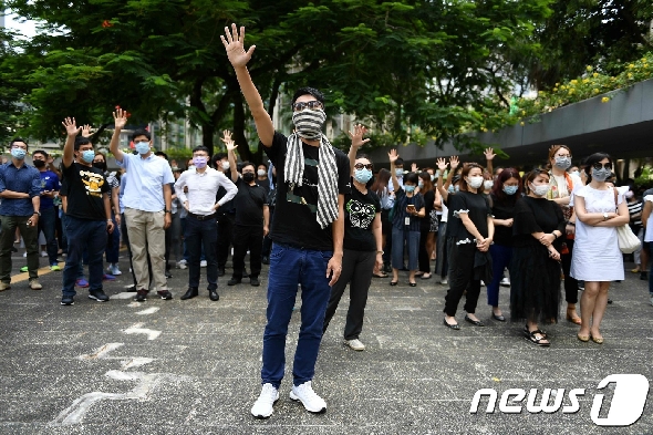 한 시위 참가자가 머플러와 선글래스로 얼굴을 가렸다. © AFP=뉴스1 © News1