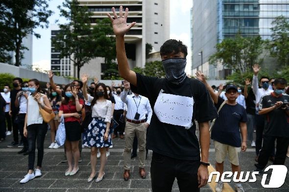 한 시위 참가자가 두건을 두르고 시위에 참가하고 있다. © AFP=뉴스1 © News1