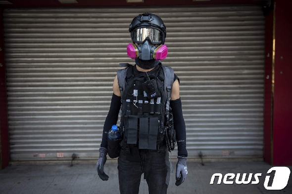 헬멧은 물론 물안경과 방독면을 착용한 시위 참가자 © AFP=뉴스1 © News1